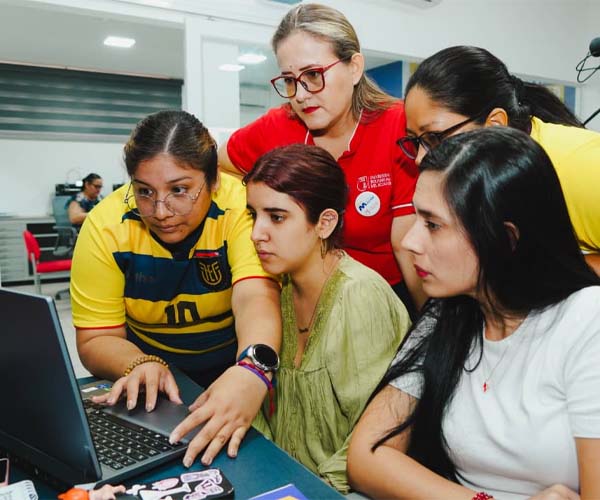  MakerWomen STEM fortalece competencias tecnológicas de mujeres líderes en el Maker Lab de la UBE