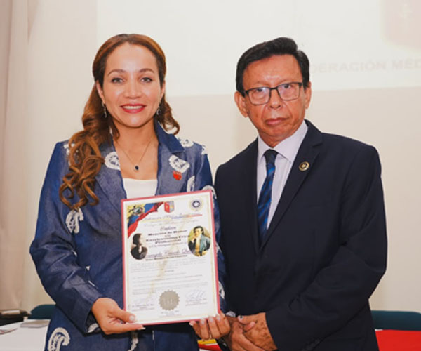 Vicerrectora de la UBE recibe reconocimiento a la Excelencia y Ética Profesional por parte de la Federación Médica Ecuatoriana
